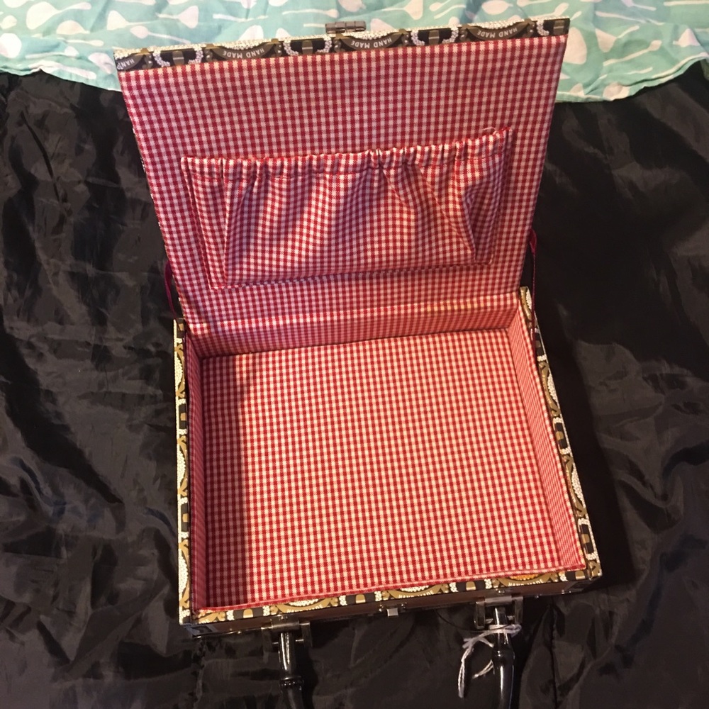 Cigar box purse with embroidery and cats - Picture 4 of 5